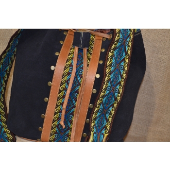 Torebka worek etno ze skóry granatowa z kwiatowym haftem .